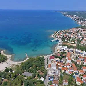 Apartman & Hegic, Zára