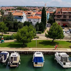Apartman Benelux, Zára